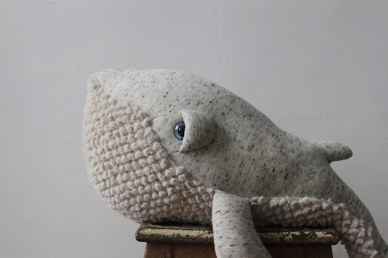 Kuscheltier Whale 'original grey' small handgefertigt - BigStuffed